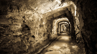 Около 30 работници са заклещени под земята след експлозия в