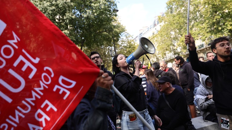 Франция стачкува: учители, машинисти, фармацевти и лекари блокират страната