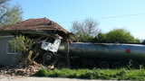 ТИР се вряза в къща в Лом, 1 човек загина