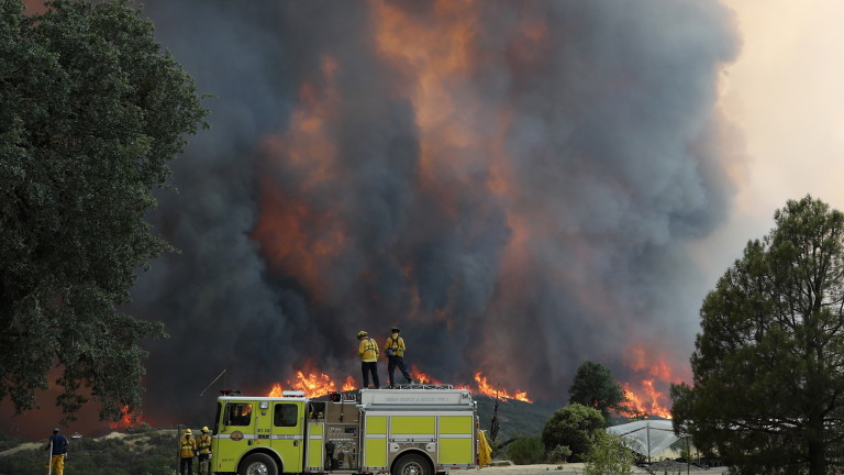 Калифорния иска федерална помощ заради пожарите
