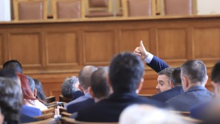 Депутатите не си намалиха заплатите Предложението беше на Мая Манолова