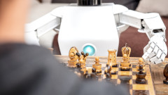 Робот счупи пръст на момче на турнир по шах в Москва