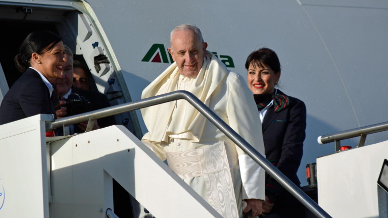 По време на полет за Панама папа Франциск разкритикува издигнатата