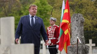 Тези хора чийто безименни гробове виждаме днес дойдоха да се