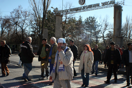 Работници от ВМЗ "Сопот" блокират пътя София - Бургас
