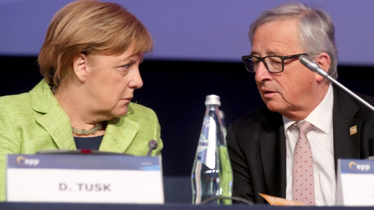 Меркел бясна на Юнкер заради странното му поведение по Брекзит