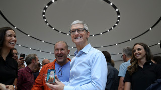 Тази седмица американският гигант Apple представи дългоочаквания си юбилеен модел
