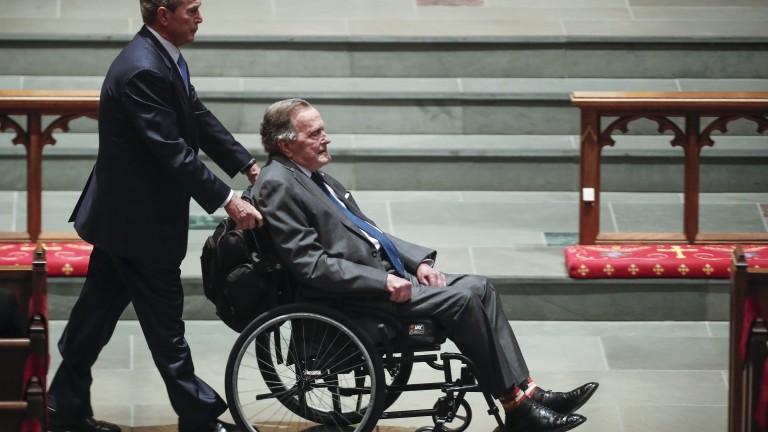 Джордж - Буш старши е приет в болница
