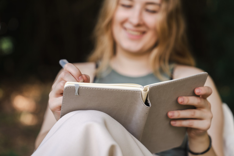 Водењето дневник на благодарност е меѓу препорачаните активности.