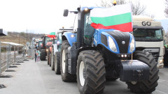 Зърнопроизводители излязоха на протестно шествие с трактори по път Е-79