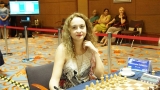 Антоанета Стефанова започна с четири победи, две равенства и две загуби на Световното първенство по блиц шах