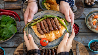 Какво е Великден без яйца козунаци и агнешко разбира се