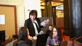 Нинова първа кичи журналисти с мартеници в НС