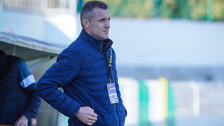 Старши треньорът на Локомотив София Станислав Генчев гледа