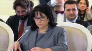 Държавата си е на мястото, убеждава Петкова