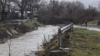 Река заля мост и блокира къщи във Врачанско