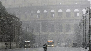За първи път от 5 години заваля сняг в Рим