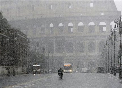 За първи път от 5 години заваля сняг в Рим