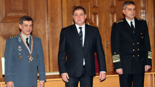 Грижете се за армията, призова ген. Попов наследника си