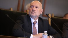 Тагарев не брои колко пъти му искат оставката, но не я дава