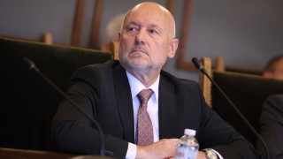 Военният министър проф Тодор Тагарев няма да подаде оставка въпреки