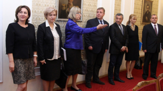 От ПФ приемат коалиция с ГЕРБ, Борисов оттегли иска срещу Цонев, назначението на приятелката на Лукарски не било скандално...