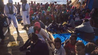 Спасиха около 370 мигранти при няколко спасителни акции в Средиземно море