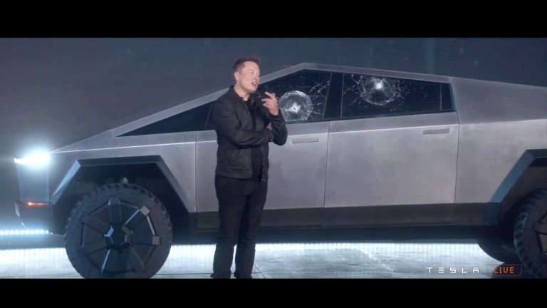 Новият футуристичен дизайн на електрическия пикап Cybertruck на Tesla се