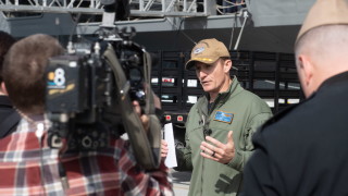 Военноморският командир на САЩ който публично поиска помощ за заразения