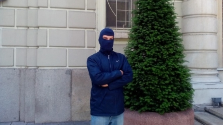 Мъж с маска на лицето протестира в Пловдив 