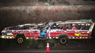 Автобус пътуващ по планински път падна в дълбока пропаст в