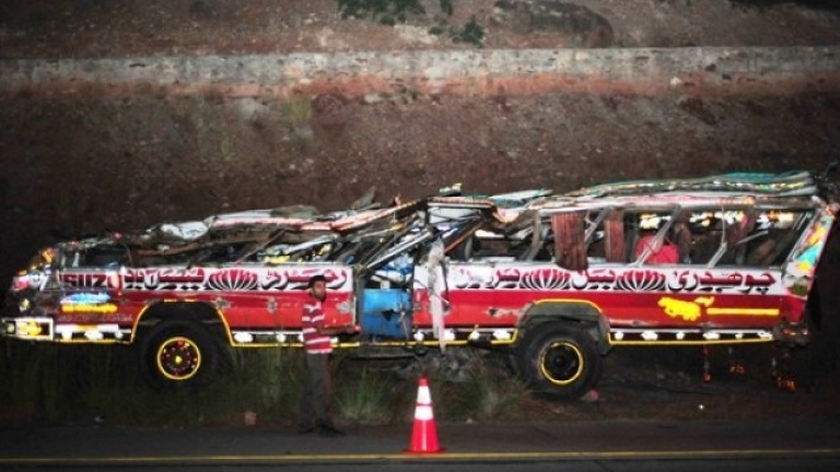 Автобус, пътуващ по планински път, падна в дълбока пропаст в