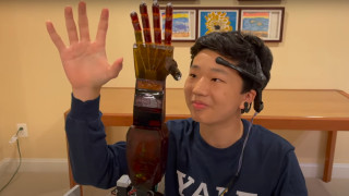 Когато гледа документален филм за протеза контролирана от мозъка Бенджамин Чой