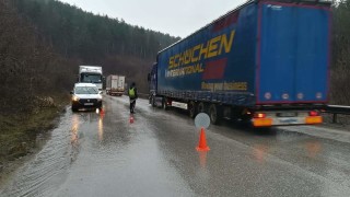 Катастрофа между два леки автомобила блокира движението в Прохода на