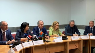 Председателят на Агенцията за ядрено регулиране АЯР Лъчезар Костов връчи