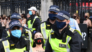 Тридесет жени с голи гърди се заключиха за парапетите пред