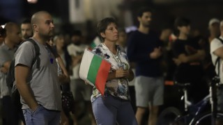 Протестиращи "посрещнаха" Сачева пред БНТ