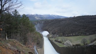 Изпускат вода от язовир "Жребчево"