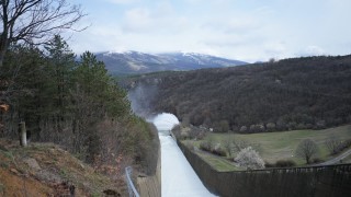 Контролирано се изпускат водни маси от язовир Жребчево по река