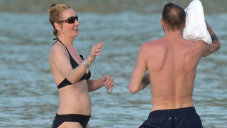 Ума Търман с мистериозен мъж на плажа  (СНИМКИ)