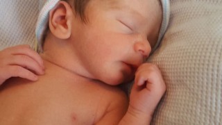 Бебето Ники което се роди при полет на Луфтханза над