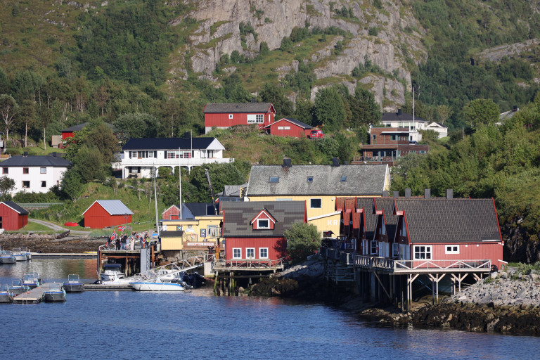 Местните от Бесакер разчитат на круизните кораби