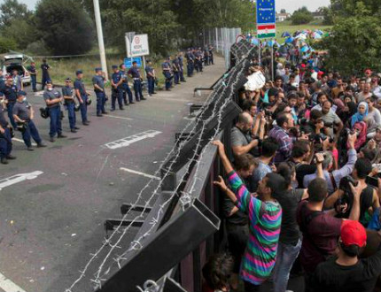 Стотици имигранти протестират на турско-гръцката граница, искат в Гърция