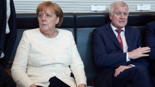 Вътрешният министър на Германия Хорст Зеехофер разкритикува остро канцлера Ангела