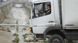 Камион надвисна опасно над река в Шумен