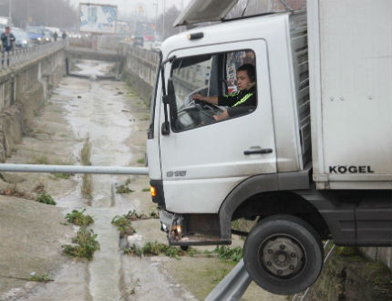 Камион надвисна опасно над река в Шумен