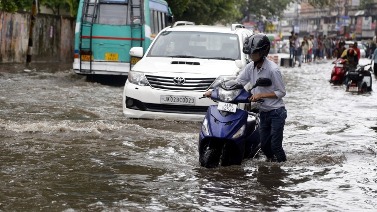 Над 200 загинали при наводнения в Индия