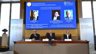 Американецът Йоел Мокир канадецът Питър Хауит и французинът Филип Агион