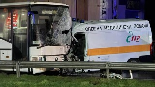 Шофьор на линейка загина при катастрофа с автобус край Велико Търново