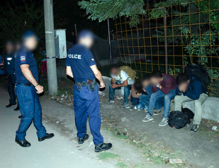 Хванаха 12 мигранти, събрали се в миниван без шофьора и придружителя му